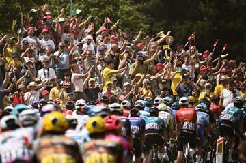 Seguidores disfrutando de la segunda etapa del Tour de Francia 2022.