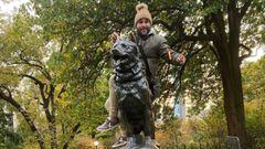 Kiko Rivera 'la lía' en Nueva York: se sube a una estatua y las redes se le echan encima