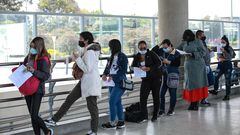Personas colombianas haciendo fila para trámite en la pandemia.