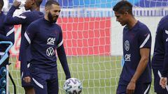 Benzema y Varane en un entrenamiento de Francia.