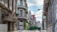 Un coche en una calle de La Habana