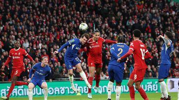 London (United Kingdom), 25/02/2024.- Liverpool'Äôs Virgil van Dijk (CR) and Ben Chilwell of Chelsea (CL) in action during the EFL Carabao Cup final match between Chelsea FC and Liverpool FC at Wembley Stadium in London, Britain, 25 February 2024. (Reino Unido, Londres) EFE/EPA/ANDY RAIN
