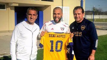 Antes de jugar contra River por la Libertadores, Dani Alves posó con la camiseta de Boca
