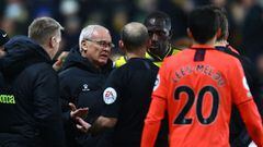 Soccer Football - Premier League - Watford v Norwich City - Vicarage Road, Watford, Britain - January 21, 2022  Watford manager Claudio Ranieri and Moussa Sissoko talk with referee Mike Dean during a partial floodlight failure Reuters/David Klein EDITORIA