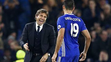 Diego Costa y Antonio Conte, durante un partido del Chelsea.