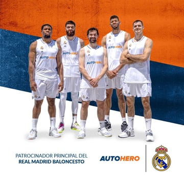 Yabusele, Poirier, Sergio LLull, Tavares y Abalde posando con la nueva camiseta del Real Madrid.