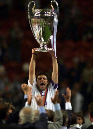 32 años después de la última Copa de Europa ganada, Manuel Sanchís levanta el trofeo ante la alegría de sus compañeros