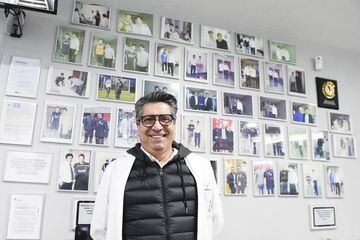 Pedro Muñoz González, propietario y director técnico de Ortopedia Juan Bravo, con todas las fotos de los jugadores de Madrid, Atlético y otros equipos que han ido pasando por su establecimiento a lo largo de los años.
