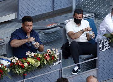 Ronaldo Nazário y Figo en uno de los palcos del Mutua Madrid Open.