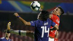 El jugador de la seleccion chilena Charles Aranguiz juega el balon durante el partido del grupo C de la Copa America contra Japon.