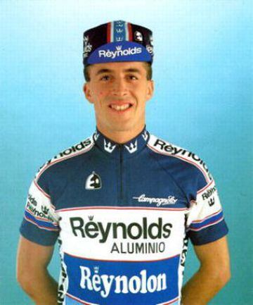 09. Posado de Pedro Delgado con el maillot del equipo Reynolds.