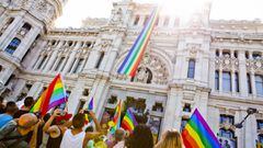 ¿Por qué la bandera arcoiris (LGTBI+) no está en la Puerta del Sol y Cibeles durante el Orgullo?