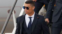 Cristiano Ronaldo, bajando de un avión.