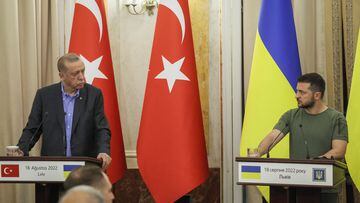 Ukrainian President Volodymyr Zelenskiy and Turkish President Tayyip Erdogan attend a joint news conference following their meeting in Lviv, Ukraine August 18, 2022. REUTERS/Gleb Garanich