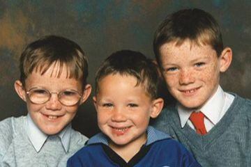 Aquí posando junto a sus hermanos John y Graham Rooney. Toda una vida ligada al fútbol.