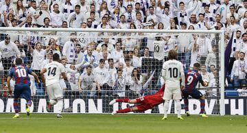 Real Madrid 0-2 Levante | Tras una mano de Varane detro del área y tras la decisión del VAR, Roger batió a Courtois desde la pena máxima.