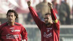 Cristiano Lucarelli celebra un gol a la Roma en el Armando Picchi levantando los pu&ntilde;os, un gesto habitual en su carrera.