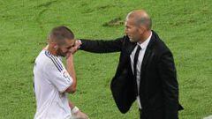 Benzema y Zinedine Zidane, en un partido de la pasada temporada.