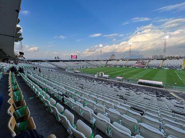 Este es el ambiente dentro y fuera del estadio Monumental de Santiago previo la juego Chile - Colombia por las Eliminatorias rumbo al Mundial.
