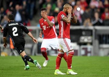 MUNICH, GERMANY - APRIL 12: Arturo Vidal (R) of Bayern Muenchen reacts after missing a penalty during the UEFA Champions League Quarter Final first leg match between FC Bayern Muenchen and Real Madrid CF at Allianz Arena on April 12, 2017 in Munich, Germa