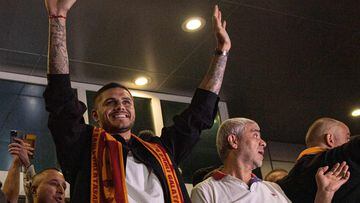 This handout photograph taken and released on September 8, 2022 shows Paris-Saint Germain's Argentinian forward Mauro Icardi (C) waving to supporters as he arrives at the Ataturk Airport in Istanbul. (Photo by Galatasaray SK / Galatasaray Press Office / AFP) / RESTRICTED TO EDITORIAL USE - MANDATORY CREDIT "AFP PHOTO / Galatasaray SK / Galatasaray Press Office " - NO MARKETING NO ADVERTISING CAMPAIGNS - DISTRIBUTED AS A SERVICE TO CLIENTS