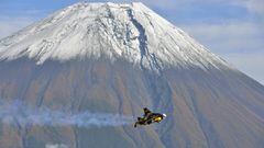 Imagen del Monte Fuji mientras el aventurero Yves Rossy planea cerca de sus faldas.