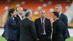 Mateu Alemany, Jordi Cruyff, Rafael Yuste, Joan Laporta, Xavi y Enric Masip, después de un partido ante el Valencia en Mestalla.