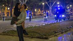 Una pareja se besa en una c&eacute;ntrica calle de Barcelona durante la primera noche sin el estado de alarma, a 9 de mayo de 2021, en Barcelona, Catalunya (Espa&ntilde;a). El estado de alarma que el Gobierno decret&oacute; por segunda vez hace seis meses