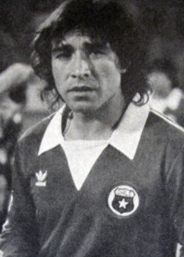 Tuvo tres pasos por la U, pero antes del tercero, entre 1988 y '89, jugó en Colo Colo, para luego regresar a los azules.