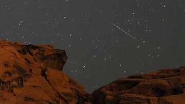 &Aacute;REA DE RECREACI&Oacute;N NACIONAL DE LAKE MEAD, NEVADA - 12 DE AGOSTO: Un meteorito de las Perseidas pasa por encima de un afloramiento de arenisca en Redstone en el &aacute;rea silvestre de Pinto Valley el 12 de agosto de 2021 en el &Aacute;rea de Recreaci&oacute;n Nacional de Lake Mead, Nevada. 