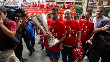 El capitán del Sevilla, Jesús Navas y el presidente, Pepe Castro, junto al resto del equipo, llegan a la catedral para ofrecer la copa de la Liga Europa, séptima del equipo hispalense, a la Virgen de los Reyes.
