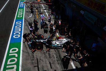 Los mecánicos empujan el coche del piloto británico Lewis Hamilton de Mercedes en el pit lane.