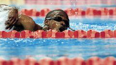 El nadador Eric Moussambani compite durante los Juegos Ol&iacute;mpicos de Sidney 2000.