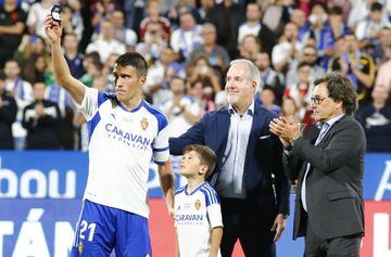 Zapater, junto a su hijo, Jorge Mas y Raúl Sanllehí, muestra la Insignia de Oro y Brillantes.