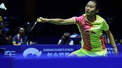 Wang Yihan hits a return against Beatriz Corrales of Spain 