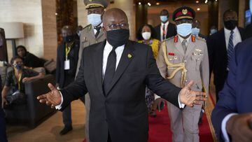 President of Ghana Nana Akufo-Addo (C) arrives in Bamako on July 23, 2020, where West African leaders will gather in a fresh push to end an escalating political crisis in the fragile state of Mali. - In an exceptional one-day summit, the presidents of Sen
