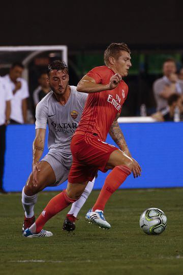 Toni Kroos is pursued by Roma's Bryan Cristante.