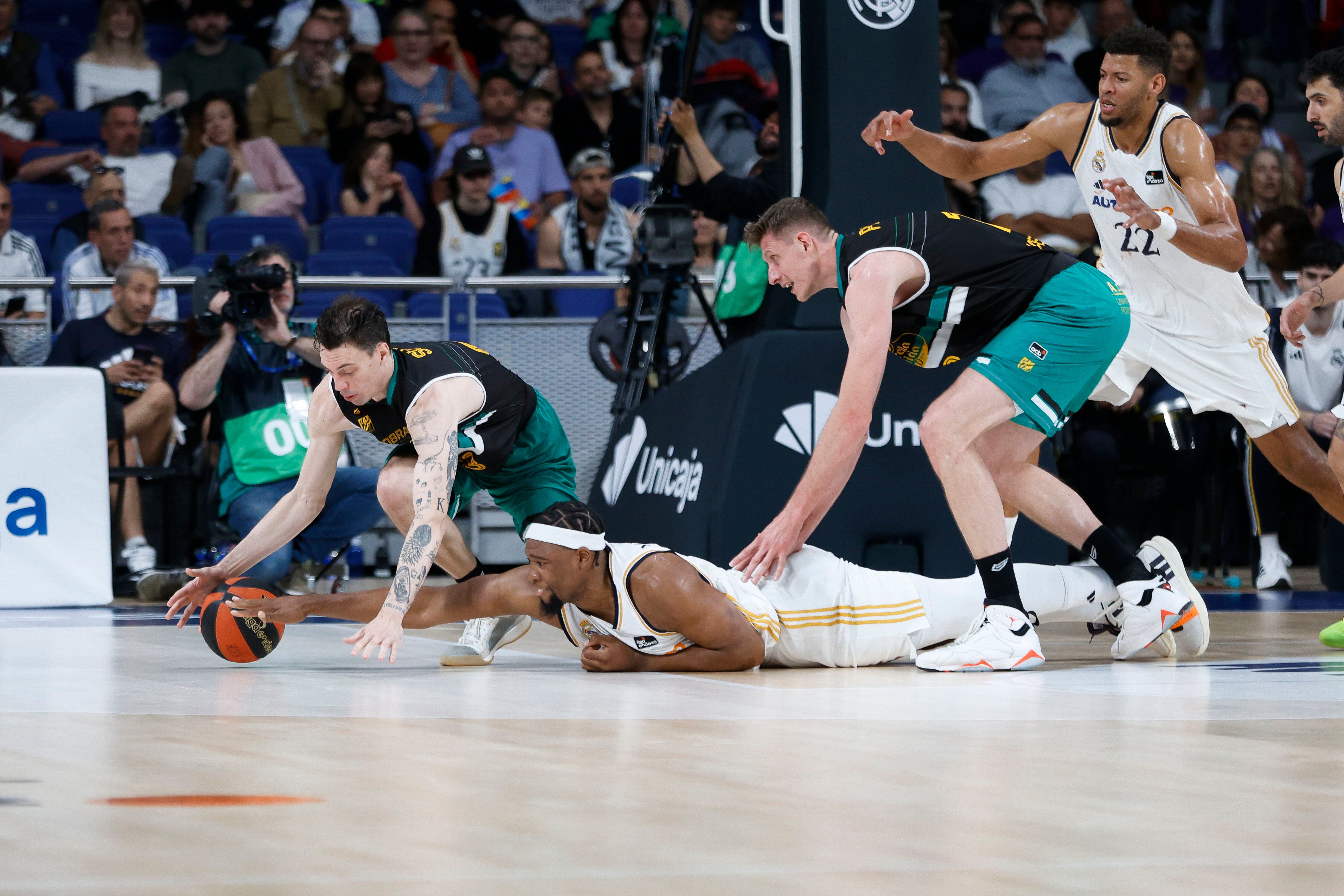 El Madrid presiona al Unicaja