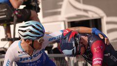 De Marchi consuela a Clarke al término de la sexta etapa del Giro de Italia.