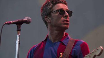 Noel Gallagher con una camiseta vintage del Bar&ccedil;a actuando de telonero de U2 en Barcelona con Noel Gallagher&#039;s High Flying Birds al completo. 
