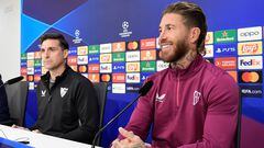 Sevilla's Uruguayan coach Diego Alonso (L) and Sevilla's Spanish defender Sergio Ramos hold a press conference at the Jose Ramon Cisneros Palacios sports city in Seville on November 28, 2023 on the eve of the UEFA Champions League first round group B football match between Sevilla FC and PSV Eindhoven. (Photo by CRISTINA QUICLER / AFP)