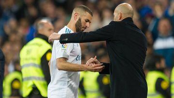 Benzema saluda a Zidane.
