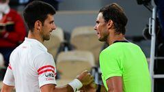 Novak Djokovic y Rafa Nadal se saludan tras su partido de semifinales en Roland Garros 2021.