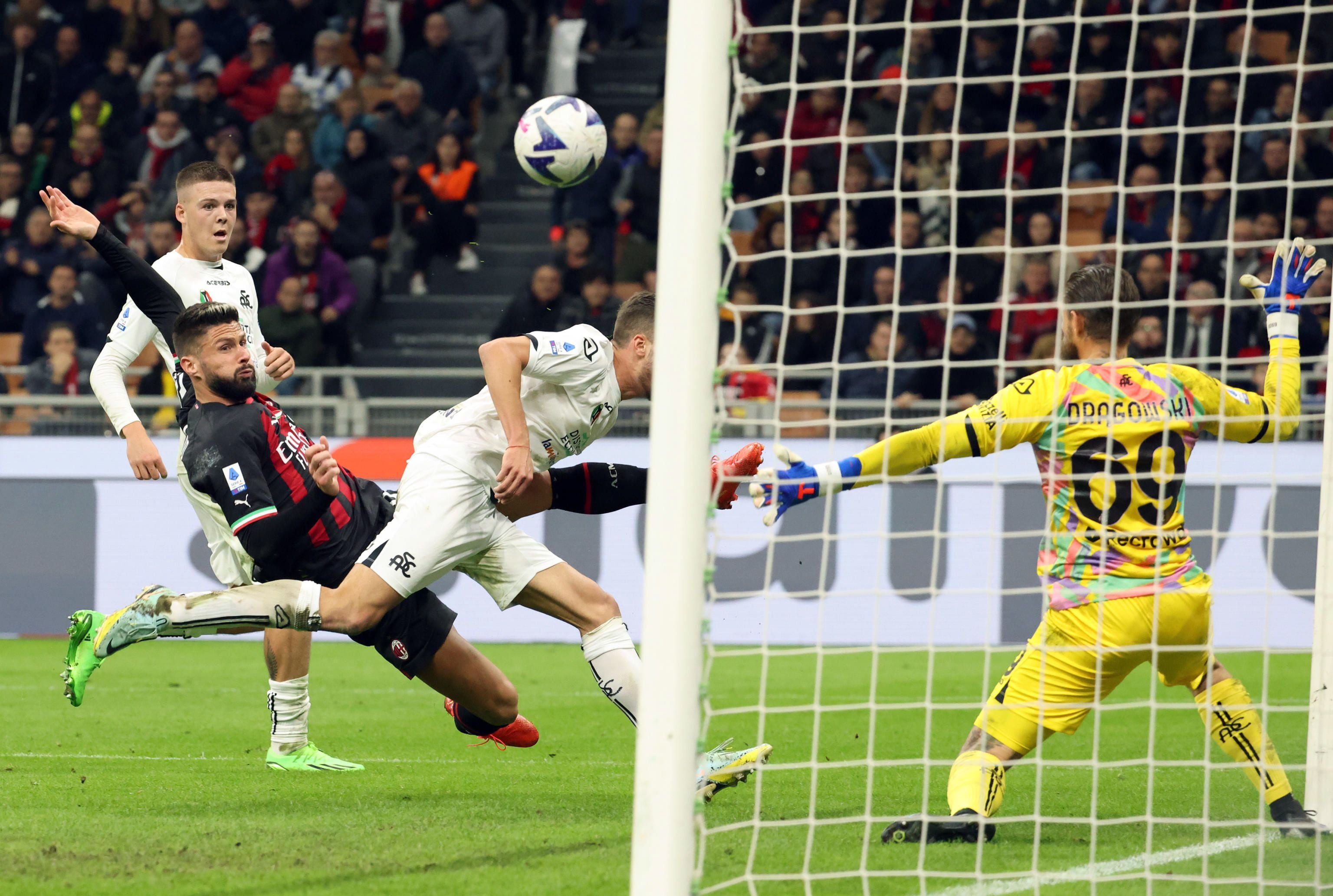 Milan (Italy), 05/11/2022.- Milan's Olivier Giroud (2-L) scores the 2-1 lead during the Italian Serie A soccer match between AC Milan and Spezia Calcio in Milan, Italy, 05 November 2022. (Italia) EFE/EPA/MATTEO BAZZI
