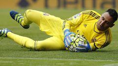 Keylor Navas getting down low to smother the ball