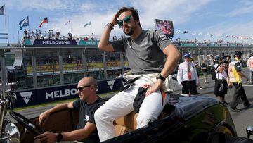 MLB. Melbourne (Australia), 25/03/2017.- McLaren Honda driver Fernando Alonso of Spain rides on a vintage car during the Formula One Drivers Parade before the 2017 Formula One Australian Grand Prix at Albert Park GP Circuit in Melbourne, Australia, 26 March 2017. (Espa&ntilde;a, F&oacute;rmula Uno) EFE/EPA/TRACEY NEARMY AUSTRALIA AND NEW ZEALAND OUT
