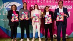Beatriz Álvarez, Virginia Torrecilla, Enith Salón, Leicy Santos y Lluís Torrent posan con el nuevo álbum de la Liga F de Panini.