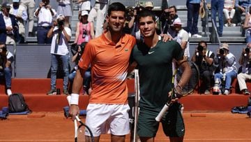 El tenista serbio Novak Djokovic y el espa&ntilde;ol Carlos Alcaraz posan antes de su partido de semifinales del Mutua Madrid Open.
