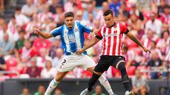 BILBAO, SPAIN - SEPTEMBER 04: Alex Berenguer of Athletic Club battles for possession with Oscar Gil of Espanyol during the LaLiga Santander match between Athletic Club and RCD Espanyol at San Mames Stadium on September 04, 2022 in Bilbao, Spain. (Photo by Juan Manuel Serrano Arce/Getty Images)