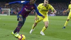 El jugador del Barcelona Dembélé trata de conducir el balón ante el jugador del Villarreal Víctor Ruiz. 
 
